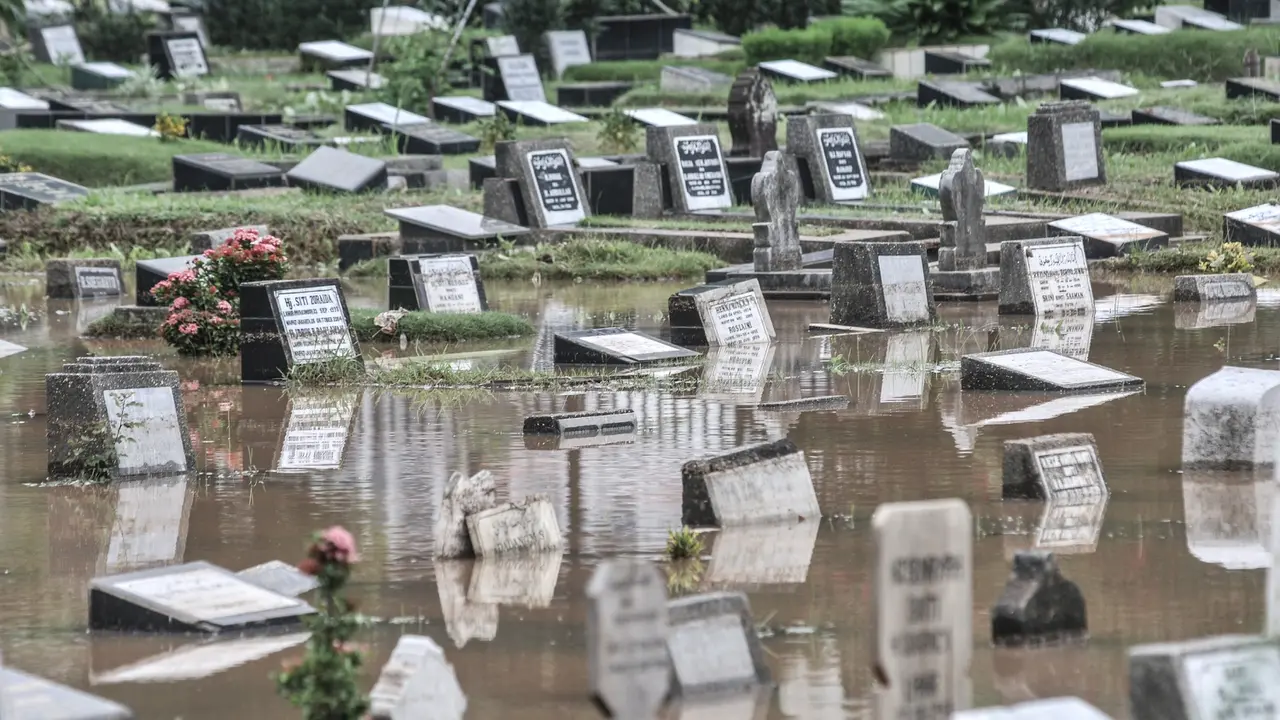 Puluhan Makam di TPU Cikutra Bandung Hilang Diterjang Longsor