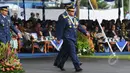 Kepala Staf Angkatan Udara (Kasau) Marsekal TNI Agus Supriatna berjalan untuk memeriksa pasukan upacara peringatan Hari Ulang Tahun ke-69 TNI AU Tahun di Pangkalan Udara Halim Perdanakusuma, Jakarta, Kamis (9/4/20015). (Liputan6.com/Herman Zakharia)