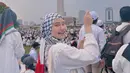 Nadzira Shafa istri mendiang Ameer Azzikra turut serta dalam aksi bela Palestina di Monas. Tampil sederhana dan natural, penampilan wanita yang akrab disapa Zira ini banjir pujian. Bahkan beberapa netizen ungkap penampilannya berbeda. Semangat suarakan kebebasan untuk Palestina, Nadhira Shafa tak lupa untuk membawa Palestina ketika aksi di Monas (5/11/2023) lalu. (Liputan6.com/IG/@enazirashf_)