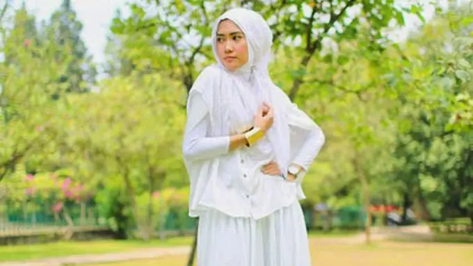 Tren Hijab: Tetap Kece dengan Putih di Bulan Ramadan