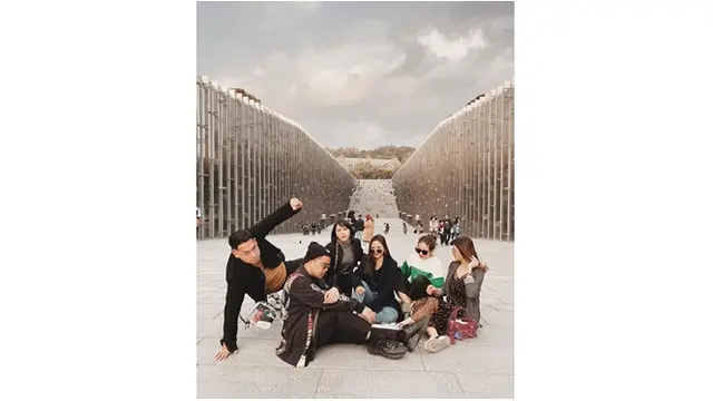 Potret keseruan Enzy dan Mila bersama para sahabatnya saat menikmati jalanan Seoul, Korea Selatan.