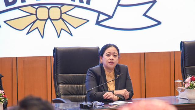 Ketua DPR RI Puan Maharani menerima perwakilan massa demo dari Asosiasi Pemerintah Desa Seluruh Indonesia (APDESI) di Gedung Parlemen, Senayan, Jakarta, Selasa (5/12/2023).