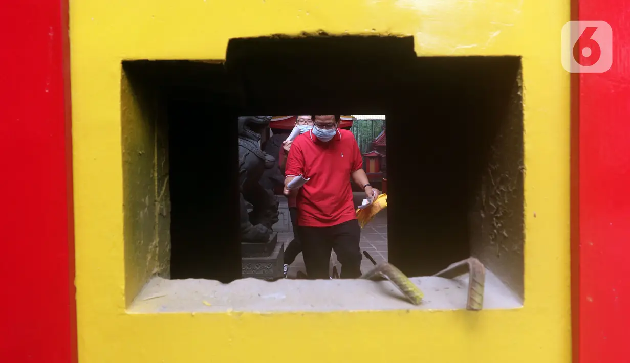Warga keturunan Tionghoa membakar kertas saat sembahyang Tahun Baru Imlek 2573 di Vihara Dhanagun, Kota Bogor, Selasa (1/2/2022). Pelaksanaan ibadah Tahun Baru China atau Imlek 2573 di Kota Bogor berjalan secara khidmat dan aman. (Liputan6.com/Helmi Fithriansyah)
