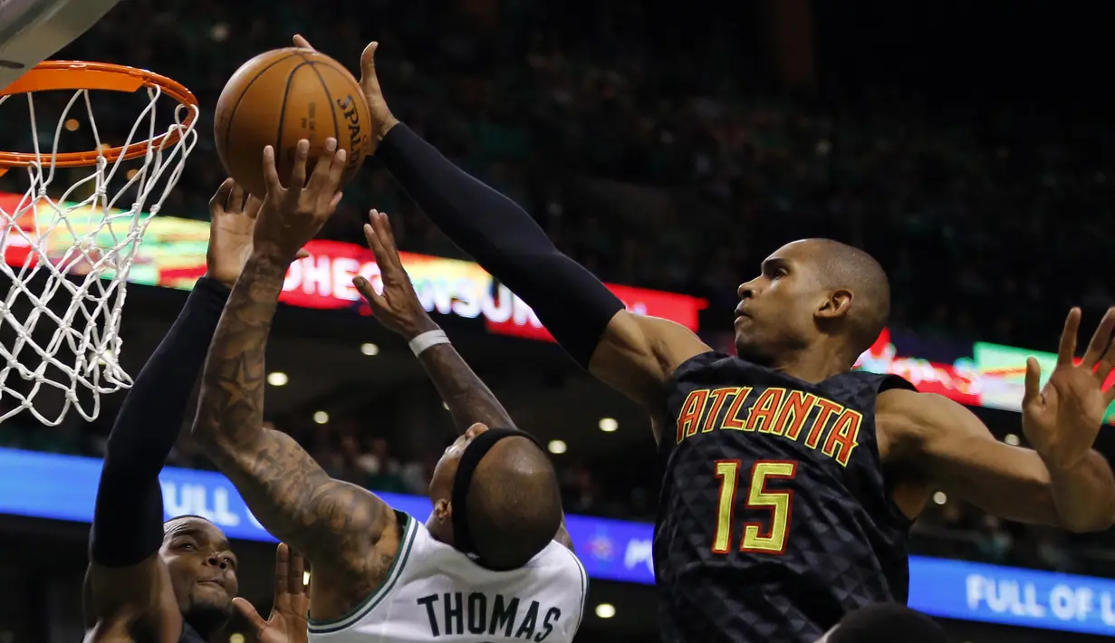 Pemain Boston Celtics, Isaiah Thomas (kiri), mencoba memasukkan bola saat dihadang para pemain Atlanta Hawks pada laga play off NBA di TD Garden, Sabtu (23/4/2016) WIB. (Reuters/David Butler II-USA TODAY Sports)