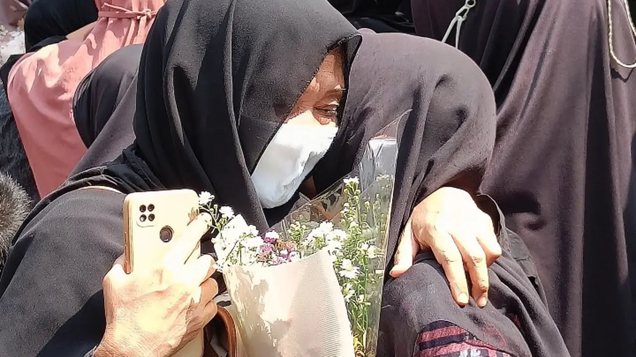 Keluarga pelajar SMK Lingga Kencana yang menjadi korban kecelakaan menangis menyambut kedatangan jenazah, Minggu (12/5/2024).