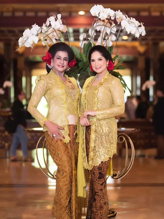 6 Pesona Anggun Annisa Pohan Pakai Kebaya Hijau Lime saat Pemotretan Jelang Hari Kebaya Nasional Bersama Ibu-ibu MPP dan Kowani