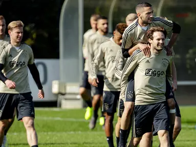 Para pemain Ajax Amsterdam mengambil bagian dalam sesi latihan di Sports park De Toekomst, Belanda (9/4). Ajax akan bertanding melawan wakil Italia Juventus pada leg pertama babak perempatfinal Liga Champions di Johan Cruyff Arena. (AFP Photo/ANP/Robin van Lonkhuijsen)