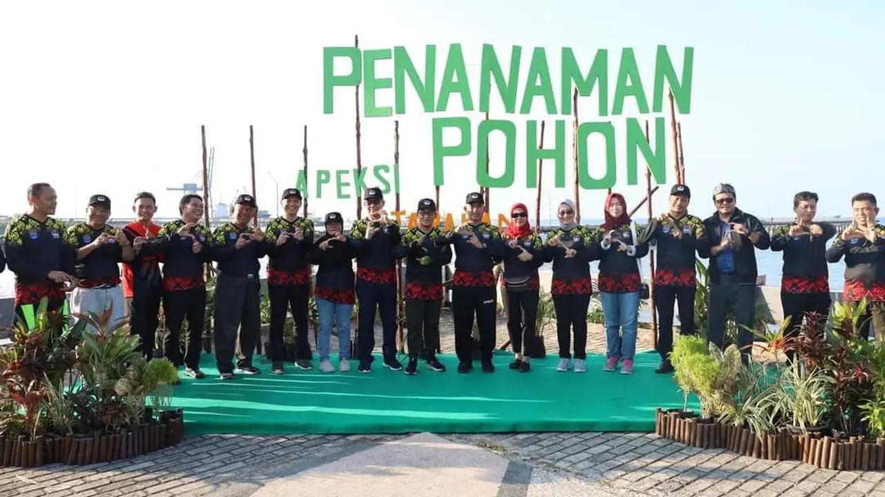 Wali Kota Tarakan Bersama Peserta Rakor APEKSI Tanam Pohon Tabebuya