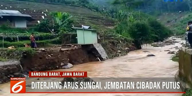 Jembatan Penghubung Antardesa di Bandung Hanyut Diterjang Sungai
