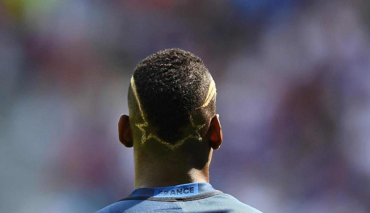 Gaya rambut Paul Pogba “The Flash Gordon” saat tampil di Piala Eropa 2016 melawan Republik Irlandia di Parc Olympique Lyonnais stadium, DÈcines-Charpieu, Lyon, (26/6/2016). (AFP/ Franck Fife)