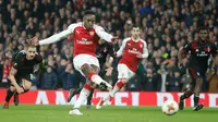 Striker Arsenal, Danny Welbeck berhasil mencetak gol ke gawang AC Milan pada pertandingan leg kedua 16 besar Liga Europa di Stadion Emirates, Jumat (16/3). Arsenal mengalahkan AC Milan 3-1 dengan agregat 5-1. (AP Photo/Alastair Grant)