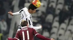 Pemain Juventus Hernanes berduel udara dengan pemain Torino Maxi Lopez dalam lanjutan Liga Italy  Serie A di Stadion Juventus,Turin, Sabtu (31/10/2015). (REUTERS/Giorgio Perottino)