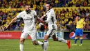 Striker Real Madrid, Karim Benzema, merayakan gol ke gawang Las Palmas dalam lanjutan La Liga di Gran Canaria, Las Palmas, Minggu (25/9/2016) dini hari WIB. (AFP/Desiree Martin)