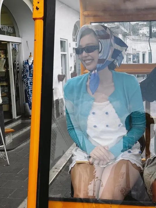 Liburan di Eropa, Jennie BLACKPINK kenakan head scarf yang jadi tren outfit liburan [@jennierubyjane]