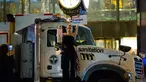 Penyanyi Lady Gaga berbusana serba hitam dan membawa bendera AS berunjuk rasa di depan Trump Tower, New York City, AS (9/11). Sebagai bentuk protesnya, Gaga mengangkat poster bertuliskan “Love Trumps Hate.”( AFP PHOTO/Dominick Reuter)