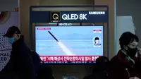 Layar TV menunjukkan gambar peluncuran rudal Korea Utara selama program berita di Stasiun Kereta Api Seoul di Seoul, Korea Selatan, pada tanggal 28 Februari 2025 [Ahn Young-joon/AP]