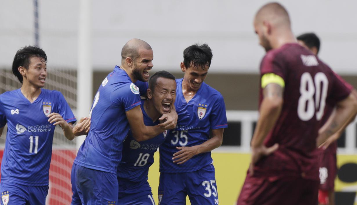 Para pemain Lao Toyota FC merayakan gol yang dicetak Kazou Homma ke gawang PSM Makassar pada laga Piala AFC 2019 di Stadion Pakansari, Bogor, Rabu (13/3). PSM menang 7-3 atas Lao. (Bola.com/M. Iqbal Ichsan)