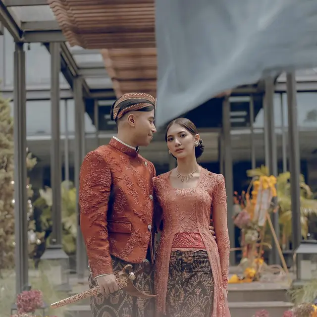 Kisah Asmara Jarang Diumbar, 6 Artis yang Tiba-Tiba Lamaran Ini Bikin Kaget