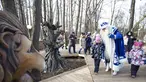 Seorang staf yang mengenakan kostum karakter dongeng Rusia, Kakek Frost, berjalan bersama anak-anak dalam pembukaan "Jalur Dongeng" di "Kediaman Kakek Frost" di Moskow, Rusia (18/11/2020). . (Xinhua/Alexander Zemlianichenko Jr)