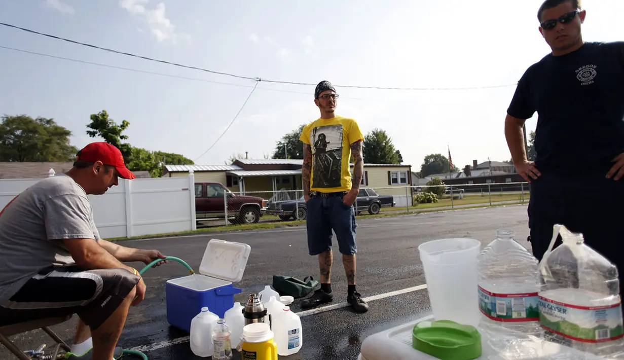 Beberapa relawan mengisikan air ke botol-botol milik warga di Fire Station Oregon, Ohio, (3/8/2014). (REUTERS/Joshua Lott)