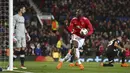 Striker Manchester United, Romelu Lukaku, melakukan selebrasi usai mencetak gol ke gawang Sevilla pada laga Liga Champions di Stadion Old Trafford, Selasa (13/3/2018). Manchester United takluk 1-2 dari Sevilla. (AP/Dave Thompson)