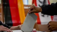 Seorang pria memberikan suaranya untuk pemilu Jerman di sebuah tempat pemungutan suara di Berlin, Jerman, 26 September 2021. (AP Photo/Michael Probst)