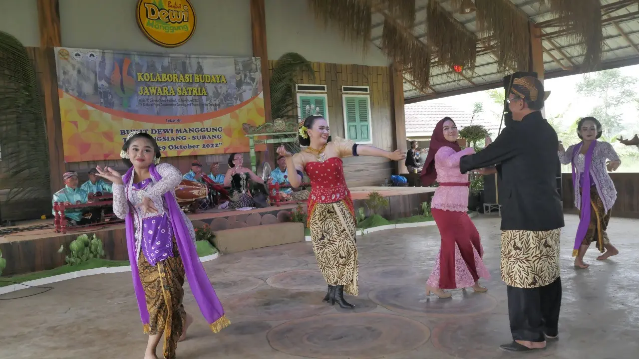 Kolaborasi tari Lengger Banyumasan dengan seniman lokal di Subang, Jawa Barat. (Foto: Baheng/Liputan6.com)
