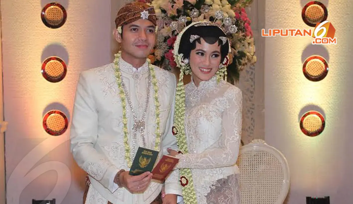 Dude menikahi wanita yang akrab disapa Icha dengan maskawin uang sebesar Rp 2.203.014 (Liputan6.com/Rini Suhartini)