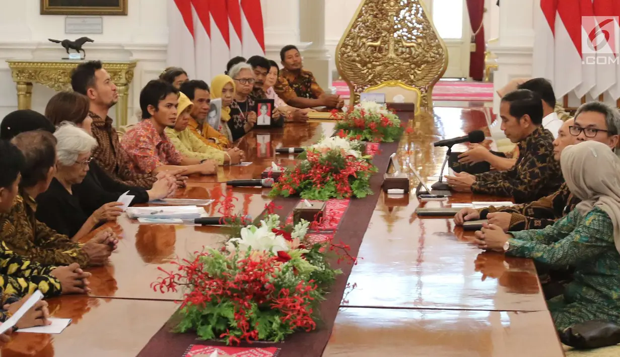 Suasana pertemuan Presiden Joko Widodo dengan keluarga korban pelanggaran Hak Asasi Manusia (HAM) atau yang dikenal sebagai massa Aksi Kamisan, di Istana Merdeka, Jakarta, Kamis (31/5). (Liputan6.com/Angga Yuniar)