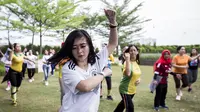 Pengunjung mengikuti zumba di Hotel Novotel, Tangerang, Jumat (29/6/2018). Selama Piala Dunia 2018, Hotel Novotel mengadakan acara nonton bareng. (Bola.com/Vitalis Yogi Trisna)