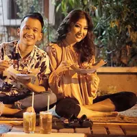 Ruben Onsu-Sarwendah jajan di warung kaki lima. (Instagram/ruben_onsu)