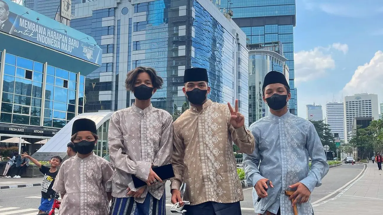 Pulang Salat Jumat, 6 Potret Gaya Gen Halilintar di Sudirman Ini Curi Perhatian