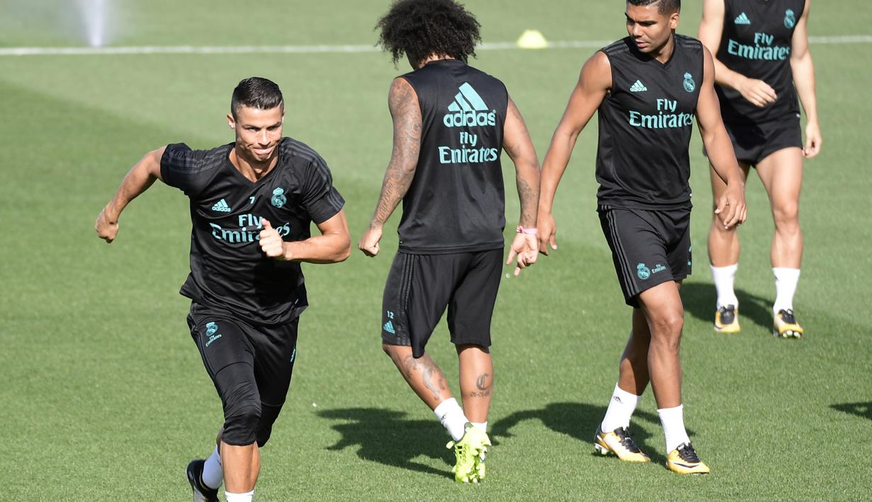 Cristiano Ronaldo melakukan sprint saat sesi latihan di Real Madrid sport city, (15/8/2017). Real Madrid akan melawan Barcelona pada leg kedua Piala Super Spanyol. (AFP/Javier Soriano)