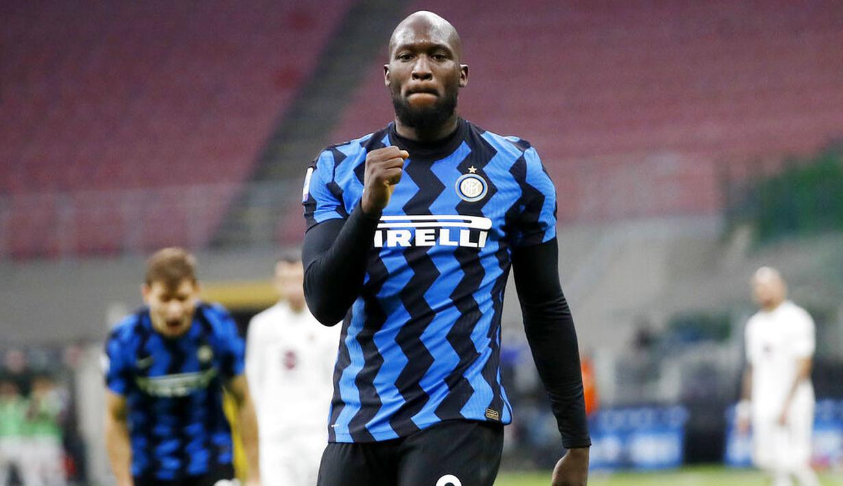 Striker Inter Milan, Romelu Lukaku, melakukan selebrasi usai mencetak gol ke gawang Torino pada laga Liga Italia di Stadion Giuseppe Meazza, Minggu (22/11/2020). Inter Milan menang dengan skor 4-2. (AP/Antonio Calanni)