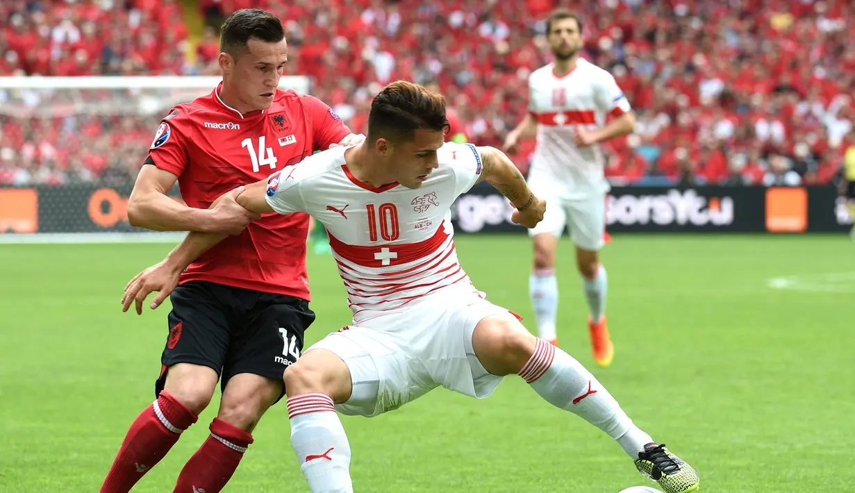 Keduanya pernah saling berhadapan dalam Putaran Final Piala Eropa 2016 di Lens, Prancis, tepatnya dalam matchday pertama penyisihan Grup A, 11 Juni 2016. Swiss berhasil menang 1-0 atas Albania. (AFP/Francois Lo Presti)
