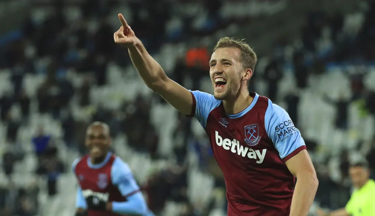 Pemain West Ham United, Tomas Soucek, melakukan selebrasi usai mencetak gol ke gawang Manchester United pada laga Liga Inggris di Stadion London, Minggu (6/12/2020). Setan Merah menang dengan skor 1-3. (Adam Davy / Pool via AP)