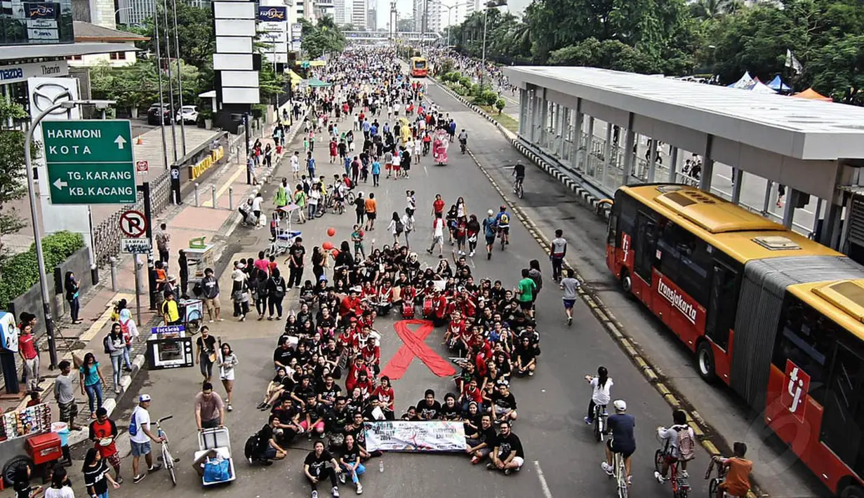Kemeriahan aksi memperingati hari ADIS se-dunia yang jatuh tiap 1 Desember di Jalan MH Thamrin, Jakarta, Minggu (30/11/2014). (Liputan6.com/Faizal Fanani) 