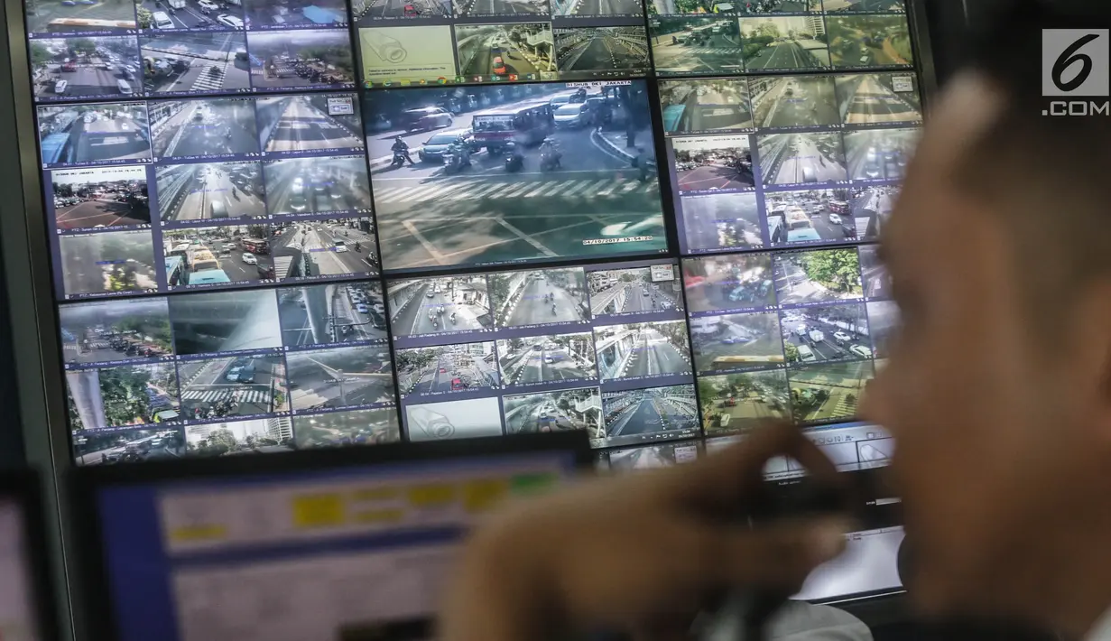 Petugas memantau kondisi lalu lintas melalui monitor kamera pengawas (CCTV) berpengeras suara di ruang Network Operation Center (NOC) Unit Pelayanan Sistem Pengendali Lalu Lintas (UP SPLL) Dishub DKI Jakarta, Kamis (5/10). (Liputan6.com/Faizal Fanani)