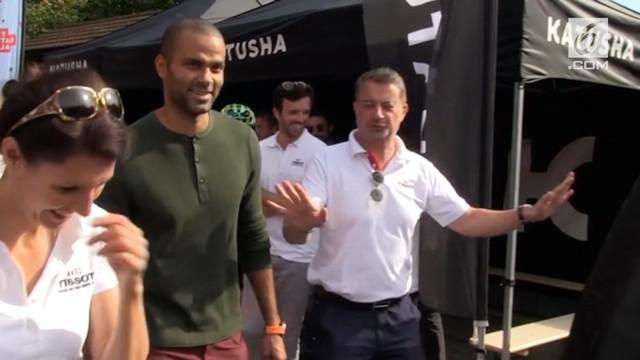 Tim Sepeda Katusha kedatangan pebasket Tony Parker di tengah jeda gelaran Tour de France 2018. Parker tidak hanya berkunjung, tapi ikut berlatih bersama tim Katusha.