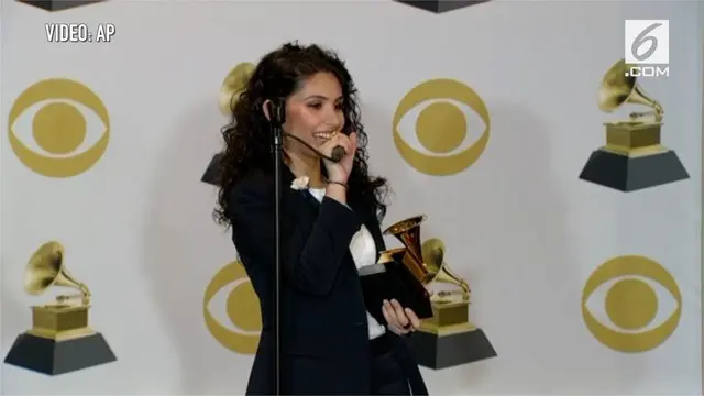 Alessia Cara berhasil menjadi artis pendatang baru terbaik Grammy Awards 2018.