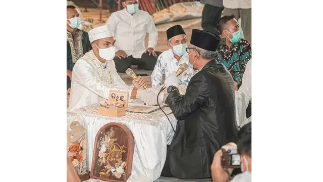 5 Momen Pernikahan Bek Persebaya Rachmat Irianto dan Siti Qonita, Khidmat