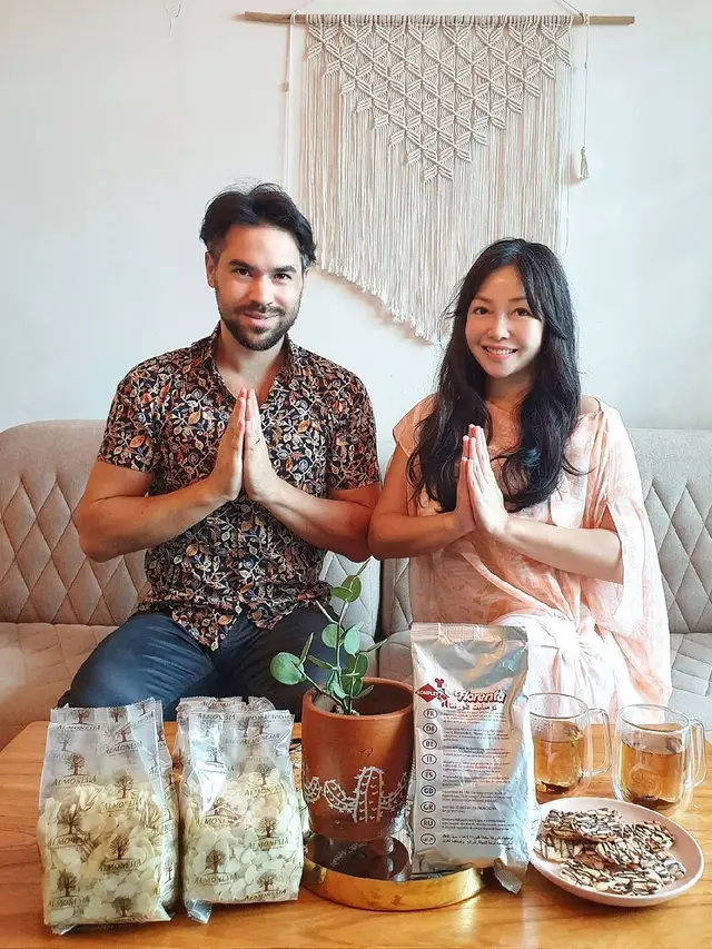 Setahun Jalani Pernikahan, Ini 7 Potret Terbaru Chef Marinka dan Suami