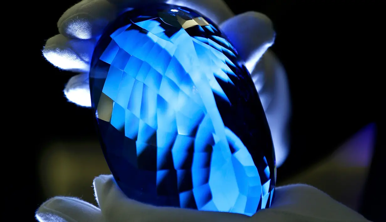 Batu permata jenis topaz berwarna biru dipamerkan di Museum Sejarah Alam London, Inggris, Selasa (27/9). Batu topaz terbesar di dunia ini memiliki berat 2 kg. (REUTERS / Peter Nicholls)