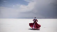 Seorang penari berpose dengan kostum tradisional di Salar de Uyuni, dataran garam terbesar di dunia, di Uyuni, Bolivia, pada 7 November 2020. Dikenal sebagai dataran garam terluas di dunia karena Salar de Uyuni memiliki luas sekitar 4.086 kilometer persegi. (RONALDO SCHEMIDT/AFP)