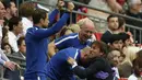 Pelatih Chelsea, Antonio Conte melakukan selebrasi bersama asisten pelatihnya usai bek Chelsea, Marcos Alonso mencetak gol kedua ke gawang Tottenham Hostpur pada Liga Inggris di Stadion Wembley di London, (20/8). (AFP Photo/Ikimages/Ian Kington) 