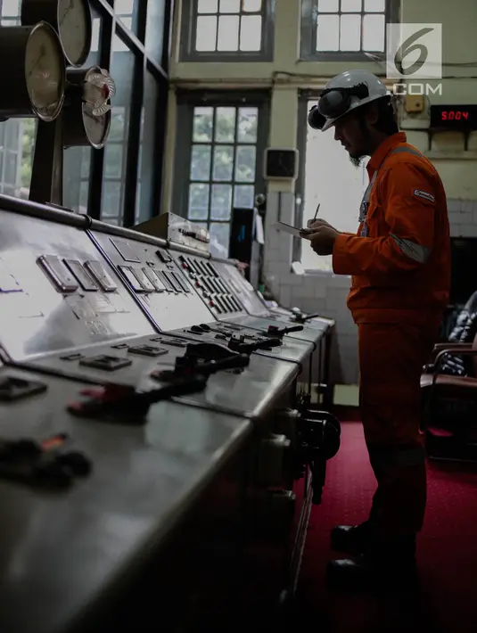 Aktivitas pekerja di Pembangkit Listrik Tenaga Air (PLTA) Bengkok, Bandung, Jawa Barat, Jumat (19/10). Masing-masing turbin PLTA Bengkok berdaya terpasang 1,05 megawatt (MW). (Liputan6.com/Faizal Fanani)