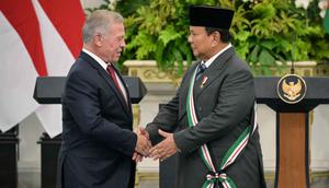 Penghargaan ini diberikan oleh Raja Yordania, Abdullah II, kepada raja, pangeran, kepala negara, atau tokoh asing terkemuka sebagai pengakuan atas kontribusi luar biasa dan hubungan bilateral yang kuat. Tampak dalam foto, Presiden Republik Indonesia Prabowo Subianto (kanan) menerima penghargaan Bejeweled Grand Cordon of Al-Nahda (Ordo Kebangkitan Yordania) dari Raja Yordania Abdullah II di Istana Kepresidenan, Jakarta, Jumat 14 November 2025. (BAY ISMOYO/AFP)