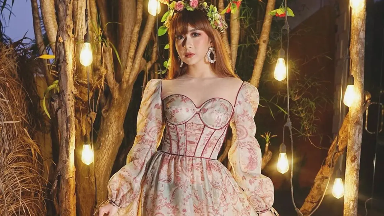 FOTO: Gaya Adiezty Fersa Kenakan Gaun, Penampilannya Unik