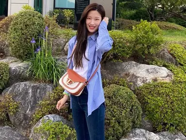 Moon Ga Young cukup aktif mengunggah berbagai kegiatannya di laman Instagram. Bahkan, pemain drama True Beauty ini kerap mengunggah gaya OOTD lho. (Liputan6.com/IG/@m_kayoung)