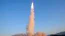Rudal Pukguksong-2 berhasil meluncur di dekat Banghyeon di Provinsi Pyongan Utara, Minggu (12/2). Peluncuran rudal tersebut sebagai bentuk provokasi Korut kepada Presiden baru AS, Donald Trump. (AFP PHOTO/KCNA)